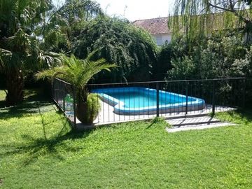 OPORTUNIDAD!! HERMOSO CHALET DE 650m2 LOTE DE 10X65 EN ITUZAINGÃ NORTE PARQUIZADO CON 3 COCHERAS Y QUINCHO