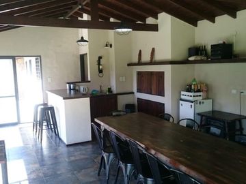 OPORTUNIDAD!! HERMOSO CHALET DE 650m2 LOTE DE 10X65 EN ITUZAINGÃ NORTE PARQUIZADO CON 3 COCHERAS Y QUINCHO