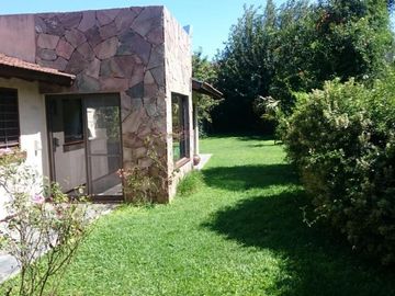 OPORTUNIDAD!! HERMOSO CHALET DE 650m2 LOTE DE 10X65 EN ITUZAINGÃ NORTE PARQUIZADO CON 3 COCHERAS Y QUINCHO