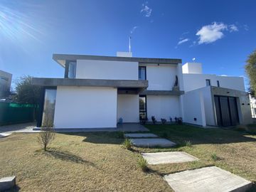 CASA EN VENTA BARRIO PRIVADO LAS CAÃITAS