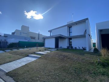 CASA EN VENTA BARRIO PRIVADO LAS CAÃITAS