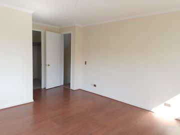 VENDO CASA EN CONDOMINIO PEÑALOLEN 5D-3B- 2 E, PISCINA
