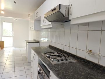 VENDO CASA EN CONDOMINIO PEÑALOLEN 5D-3B- 2 E, PISCINA