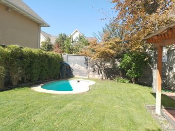 VENDO CASA EN CONDOMINIO PEÑALOLEN 5D-3B- 2 E, PISCINA