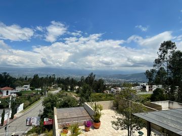 Venta departamento de 161 m2 de 3 dormitorios en Nayón