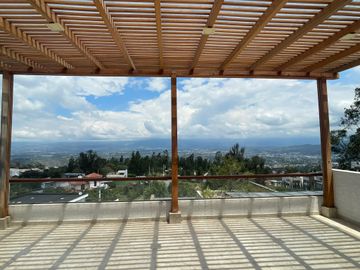 Venta departamento de 161 m2 de 3 dormitorios en Nayón