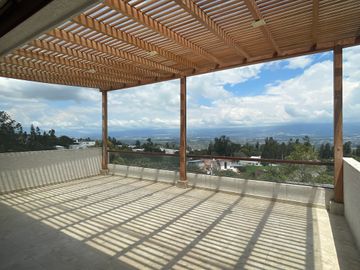 Venta departamento de 161 m2 de 3 dormitorios en Nayón