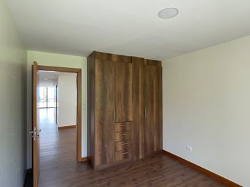 Venta departamento de 161 m2 de 3 dormitorios en Nayón
