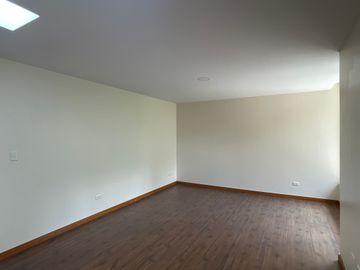 Venta departamento de 161 m2 de 3 dormitorios en Nayón