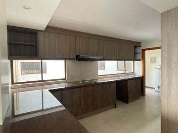 Venta departamento de 161 m2 de 3 dormitorios en Nayón