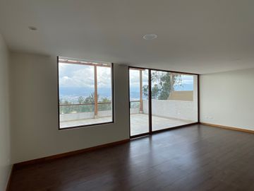 Venta departamento de 161 m2 de 3 dormitorios en Nayón