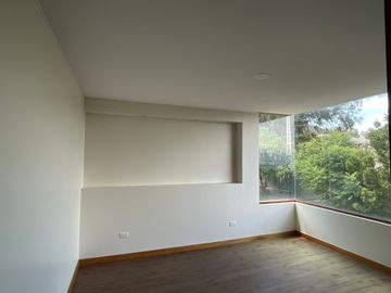 Venta departamento de 161 m2 de 3 dormitorios en Nayón