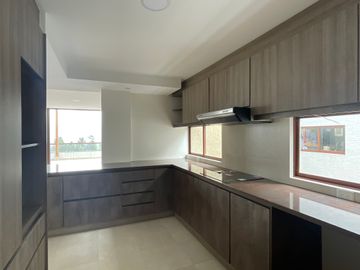 Venta departamento de 161 m2 de 3 dormitorios en Nayón