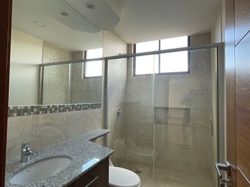 Venta departamento de 161 m2 de 3 dormitorios en Nayón