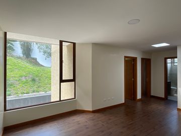 Venta departamento de 161 m2 de 3 dormitorios en Nayón