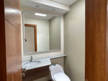 Venta departamento de 161 m2 de 3 dormitorios en Nayón