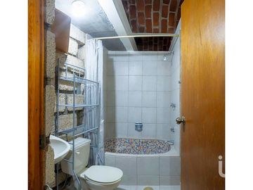 Casa en venta en Santa María Tepepan, atrás del club Hípico.