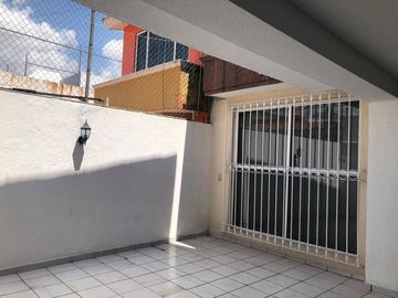 Venta Casa a pie de calle con 4 Recamaras San José Mayorazgo, Zona  11 sur
