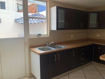 Venta Casa a pie de calle con 4 Recamaras San José Mayorazgo, Zona  11 sur