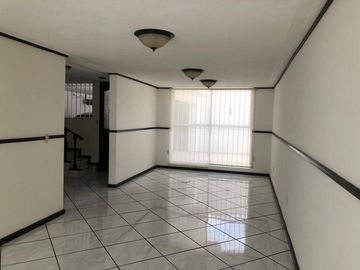 Venta Casa a pie de calle con 4 Recamaras San José Mayorazgo, Zona  11 sur
