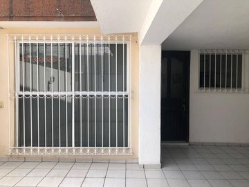 Venta Casa a pie de calle con 4 Recamaras San José Mayorazgo, Zona  11 sur
