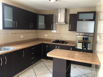 Venta Casa a pie de calle con 4 Recamaras San José Mayorazgo, Zona  11 sur