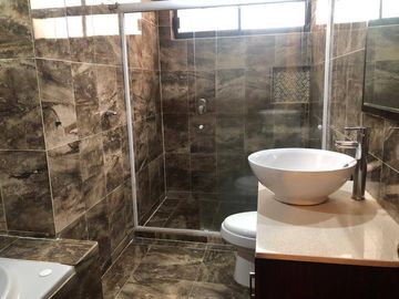 Venta Casa a pie de calle con 4 Recamaras San José Mayorazgo, Zona  11 sur
