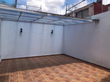 Venta Casa a pie de calle con 4 Recamaras San José Mayorazgo, Zona  11 sur