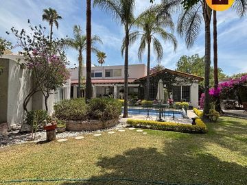 #Venta Casa 500m2  y 1,175 terreno en Balvanera Polo y Country Club