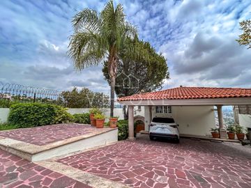 CASA EN VENTA EN BUGAMBILIAS, ZAPOPAN