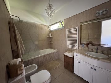 Increible casa en Venta, gran lote central El Recodo, Pilar 5 AMBIENTES