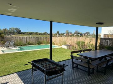 Venta Casa 5 Amb con Piscina en Vila Marina II Villanueva Tigre LS
