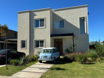 Venta Casa 5 Amb con Piscina en Vila Marina II Villanueva Tigre LS