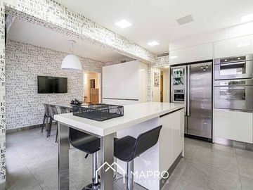 Increible piso de categoria con dos cocheras y amenities en Caballito