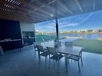 Casa en Venta en Barrio Santa Ana a la laguna