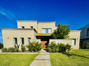Casa en Venta en Barrio Santa Ana a la laguna