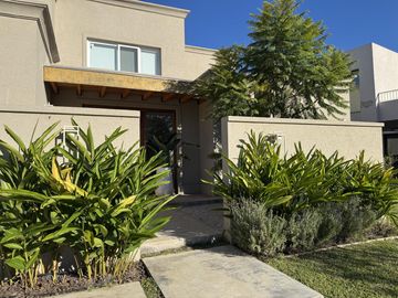 Casa en Venta en Barrio Santa Ana a la laguna