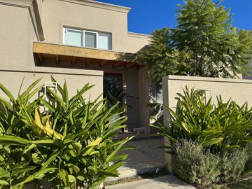Casa en Venta en Barrio Santa Ana a la laguna
