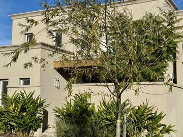 Casa en Venta en Barrio Santa Ana a la laguna