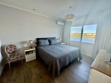 Casa en Venta en Barrio Santa Ana a la laguna