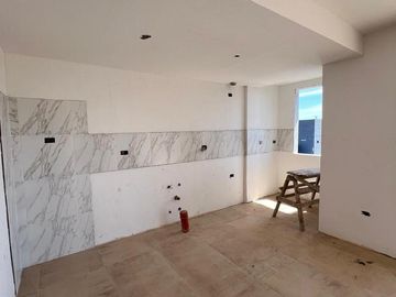 Venta Tres Ambientes 110M2, Cochera y Baulera, Lanús.