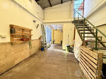Venta de casa para dos familias con cochera en Wilde