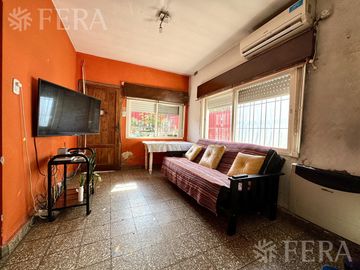 Venta de casa para dos familias con cochera en Wilde