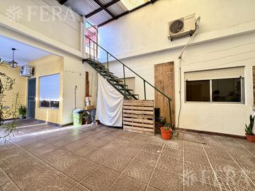 Venta de casa para dos familias con cochera en Wilde