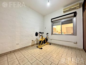 Venta de casa para dos familias con cochera en Wilde
