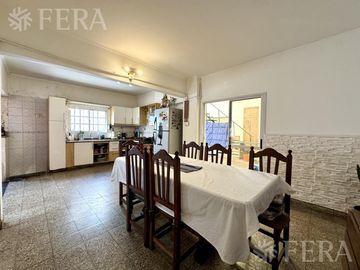 Venta de casa para dos familias con cochera en Wilde
