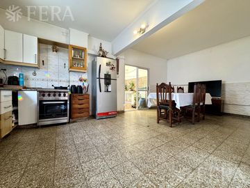 Venta de casa para dos familias con cochera en Wilde
