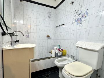Venta de casa para dos familias con cochera en Wilde