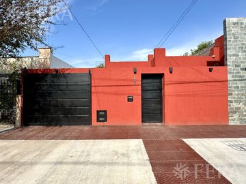 Venta de casa para dos familias con cochera en Wilde