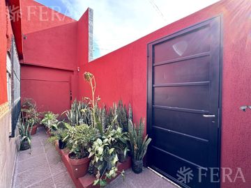 Venta de casa para dos familias con cochera en Wilde